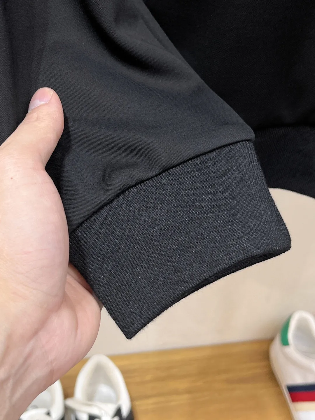 🅿️720 [LV Louis Vuitton] hot-selling suit is coming. Focus on the original version of the official website. 2025 new hot-selling cardigan and sweatshirt suit. The original order is the best. 🇭🇰The meticulous work of top designers. It has a fitting and perfect upper body effect. All-natural high-quality Tencel Roman cotton 100%, close-fitting comfort, noble and elegant! Original hardware embodies elegance and nobility! Counter size: M-3XL (maximum wear up to 190 pounds)